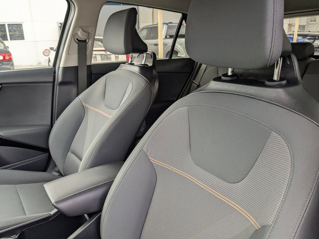 Thumbnail: 2025 Kia Niro - 15
