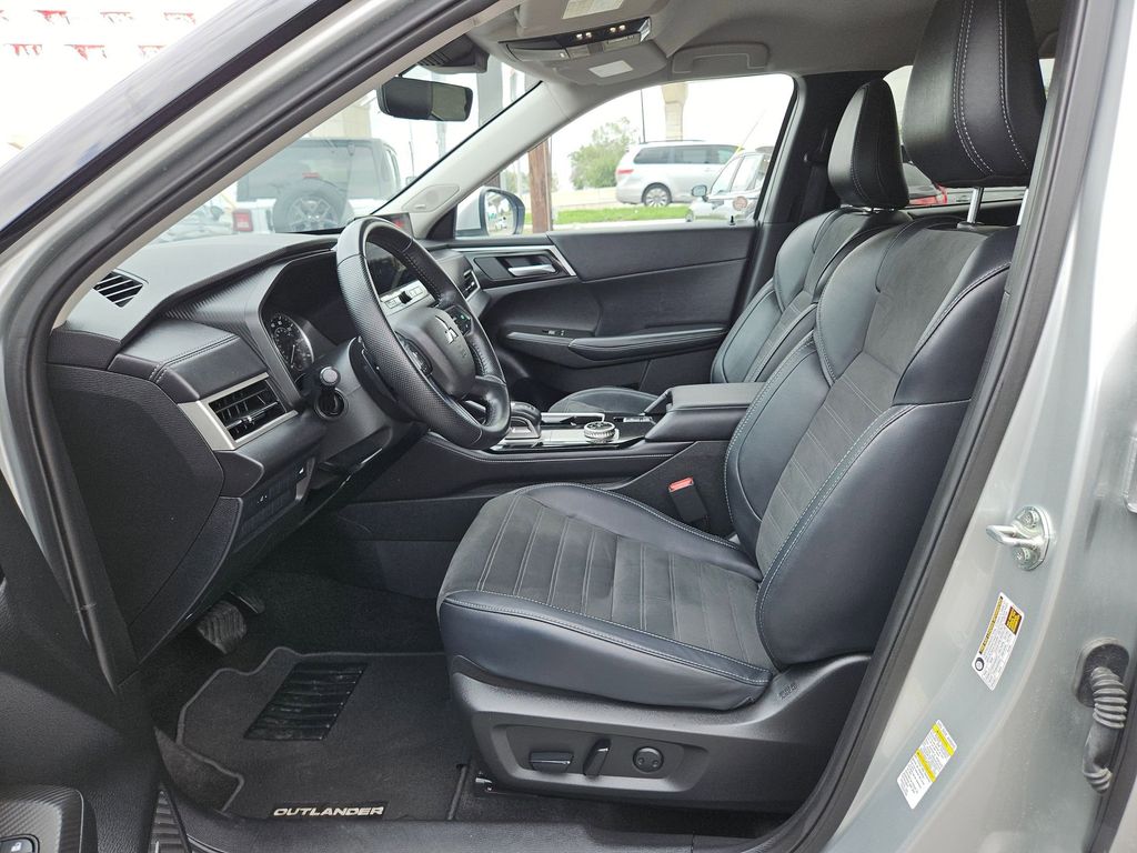 Thumbnail: 2025 Mitsubishi Outlander - 3