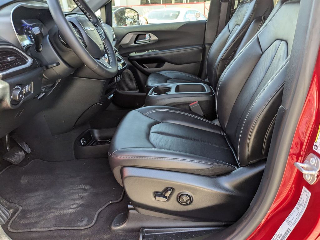 Thumbnail: 2025 Chrysler Pacifica - 11