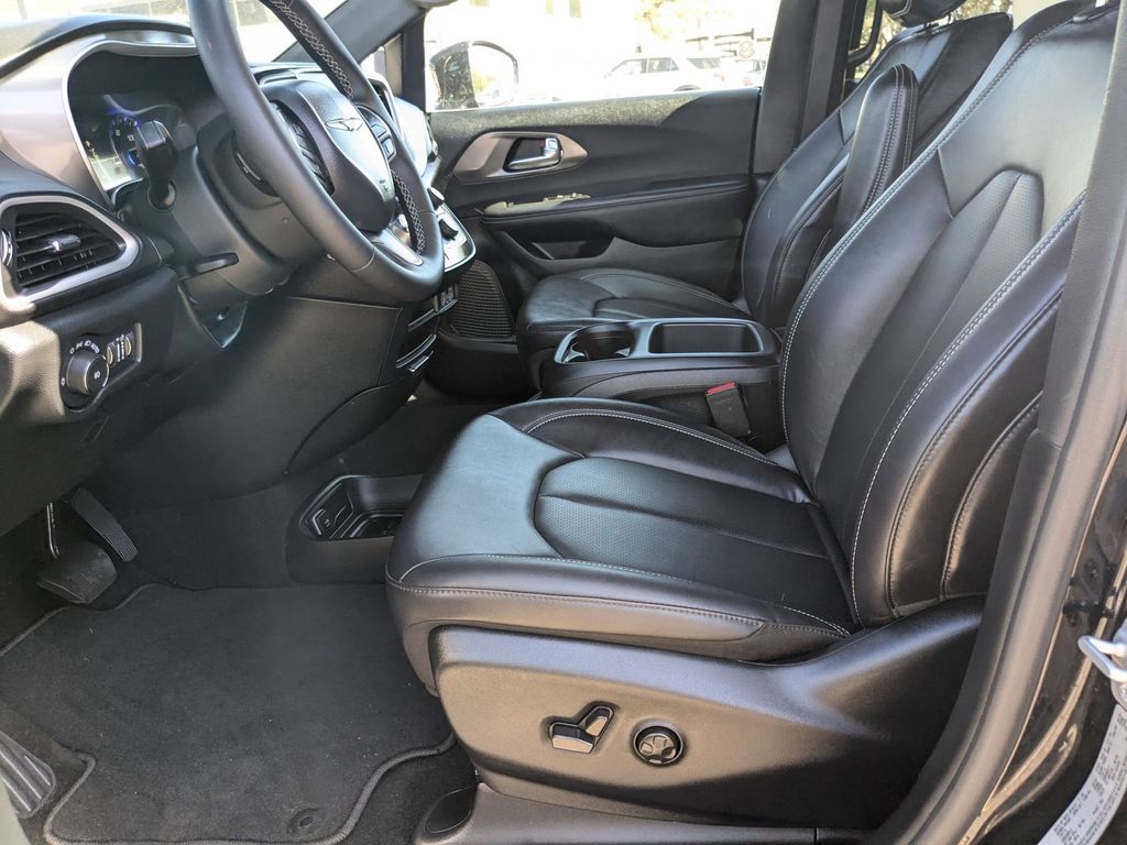 Thumbnail: 2025 Chrysler Pacifica - 11