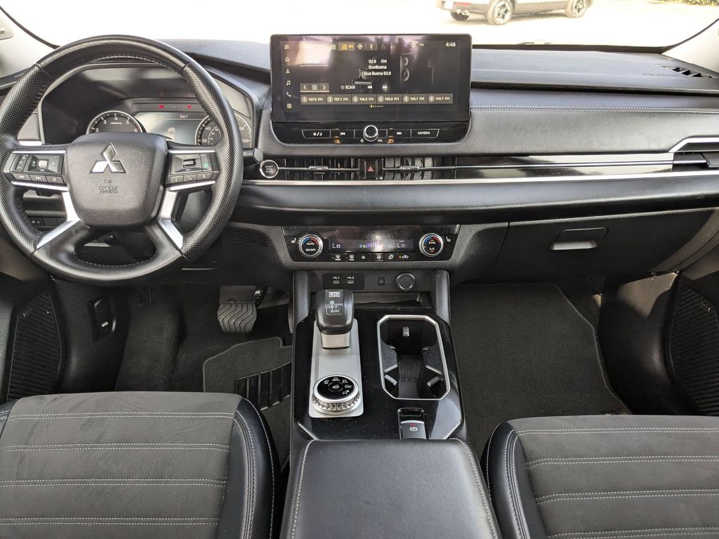 Thumbnail: 2025 Mitsubishi Outlander - 23