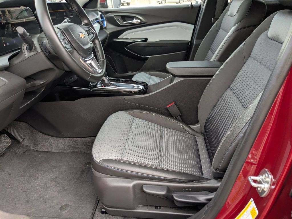 Thumbnail: 2025 Chevrolet Trax - 11