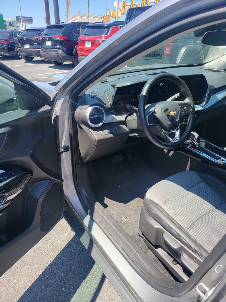 Thumbnail: 2025 Chevrolet Trax - 3