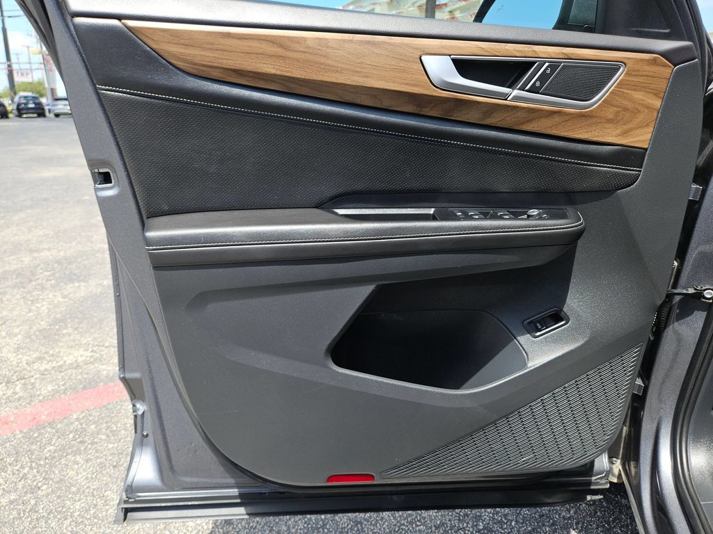 2025 Volkswagen Atlas SE w/Tech - Photo 14