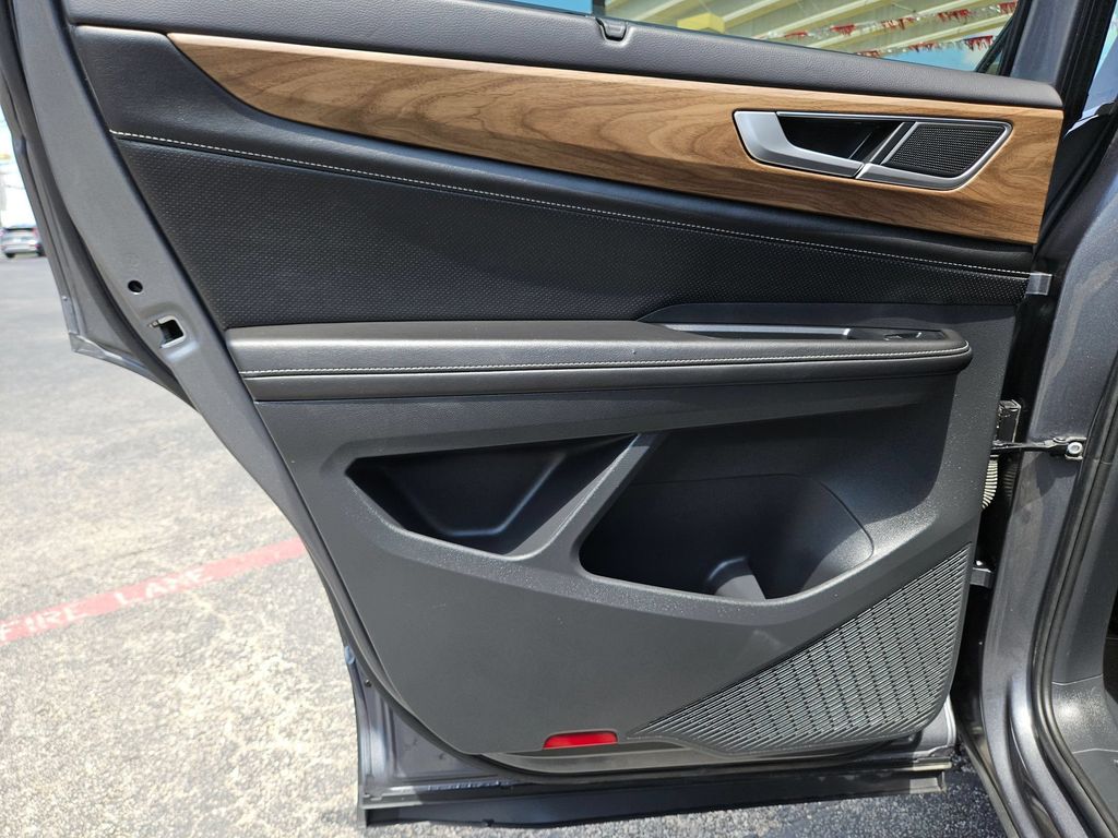 2025 Volkswagen Atlas SE w/Tech - Photo 18