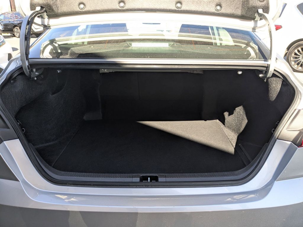 Thumbnail: 2025 Toyota Camry - 25