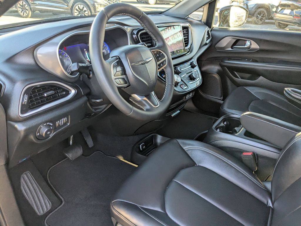 Thumbnail: 2025 Chrysler Pacifica - 13