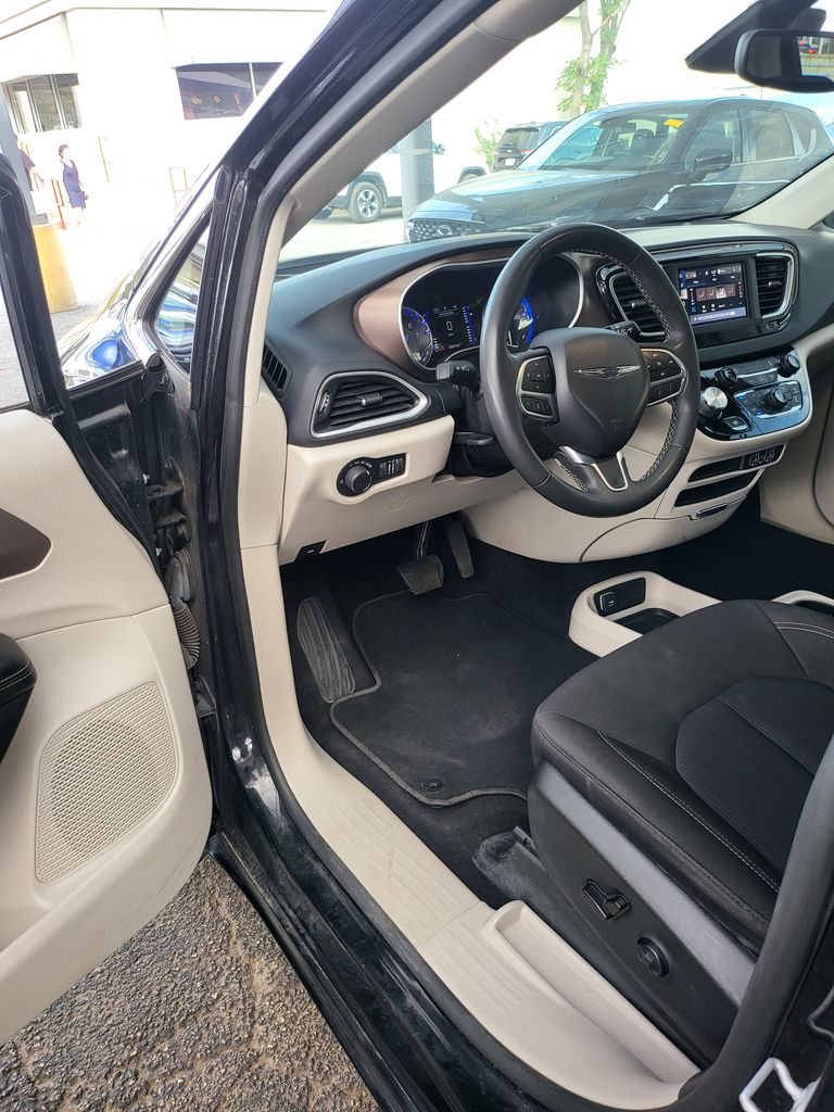 Thumbnail: 2023 Chrysler Voyager - 3