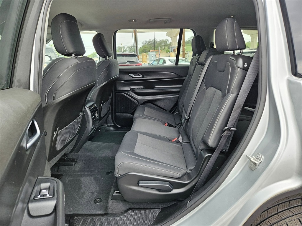 2023 Jeep Grand Cherokee Laredo 17
