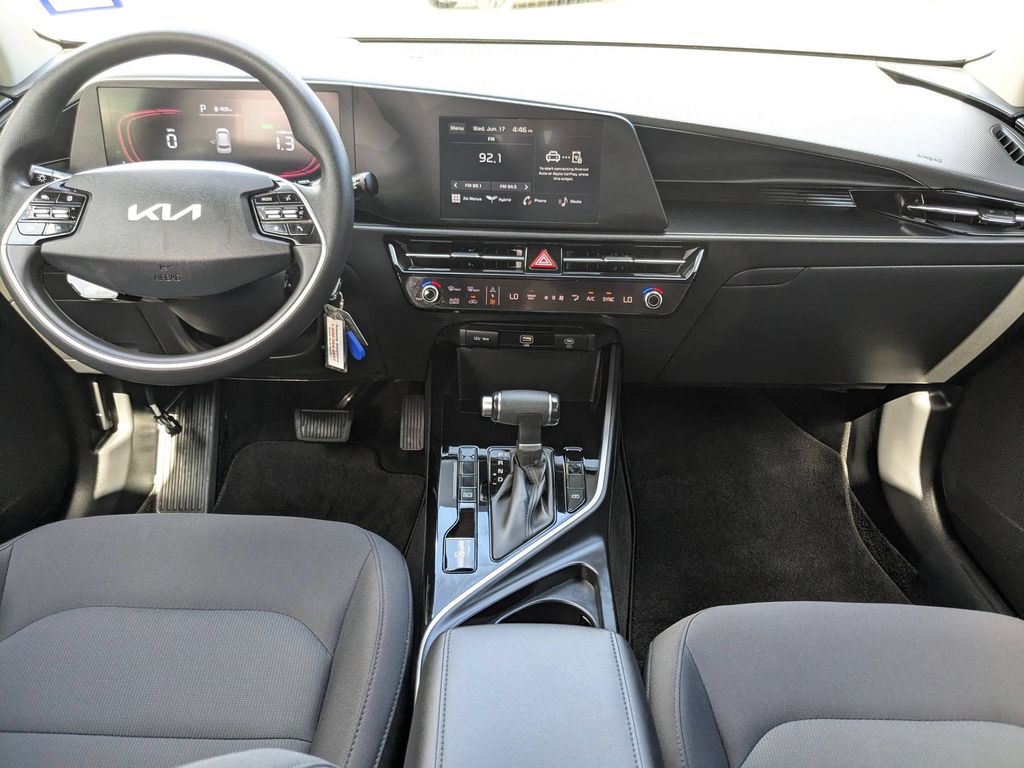 Thumbnail: 2025 Kia Niro - 24