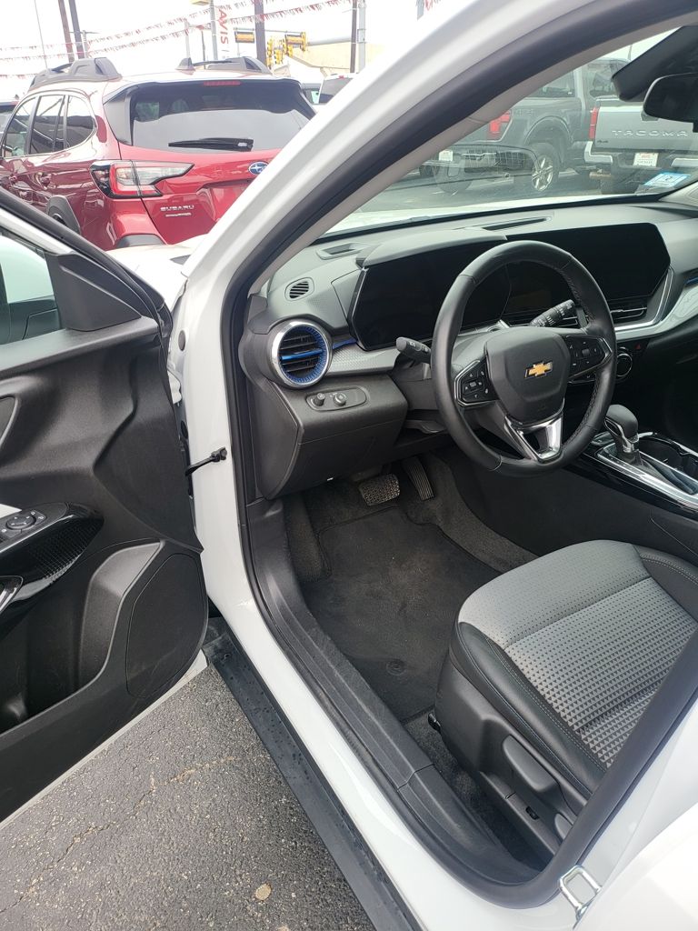 Thumbnail: 2025 Chevrolet Trax - 3