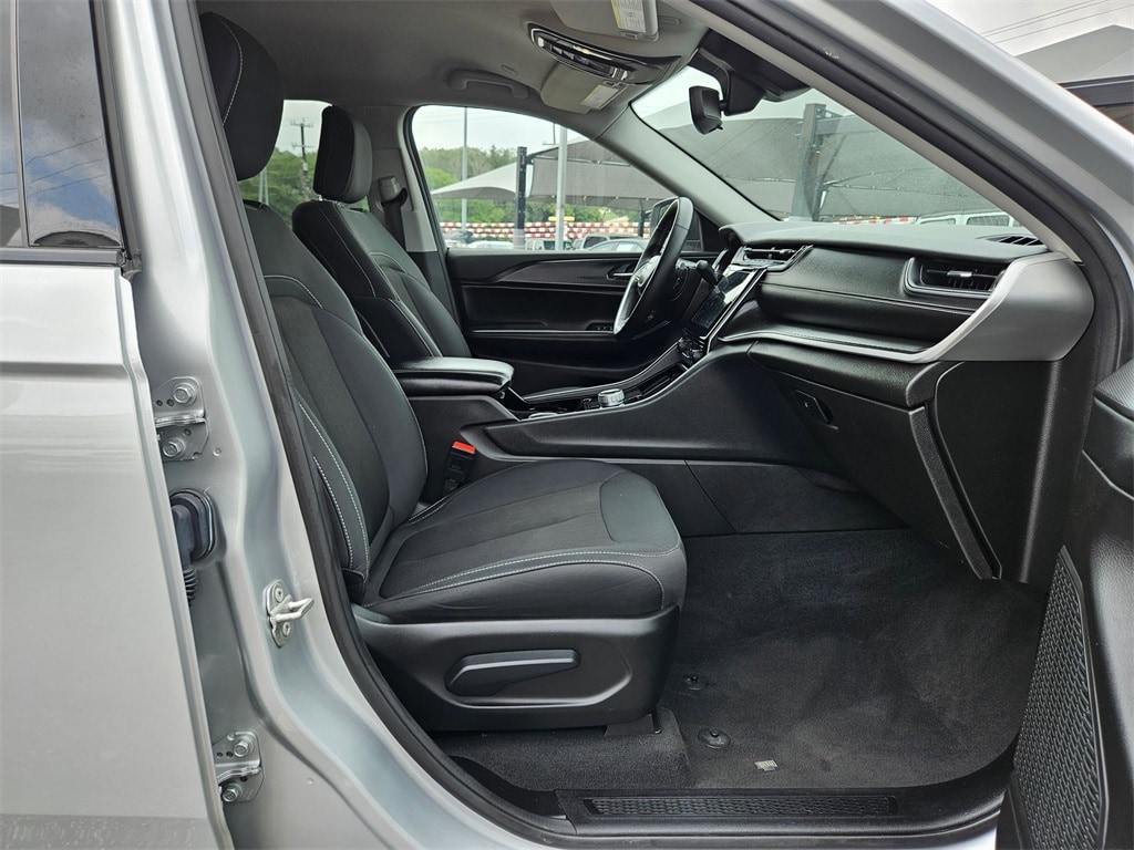 2023 Jeep Grand Cherokee Laredo 30