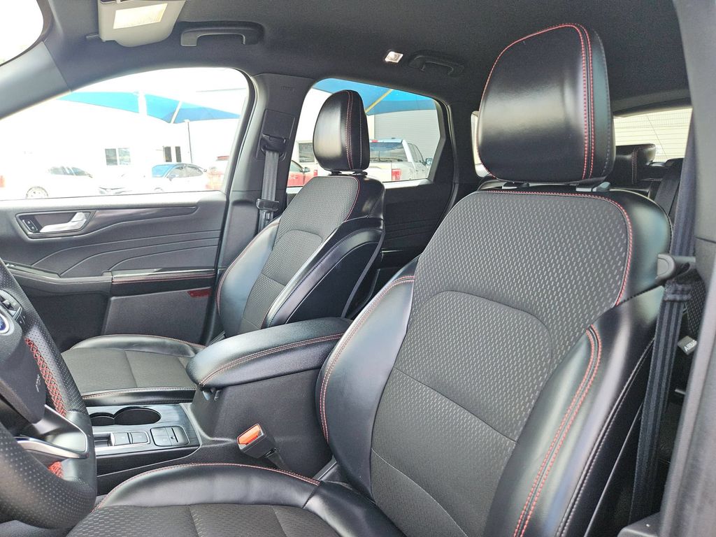 2025 Ford Escape ST-Line - Photo 16