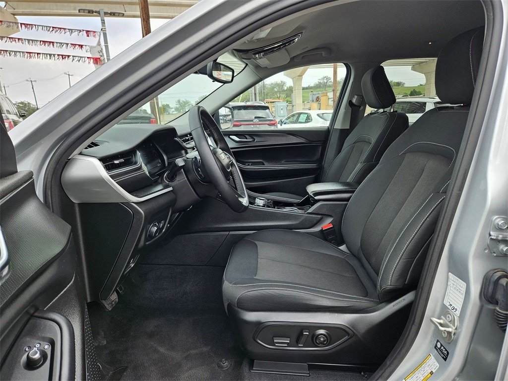 2023 Jeep Grand Cherokee Laredo 11