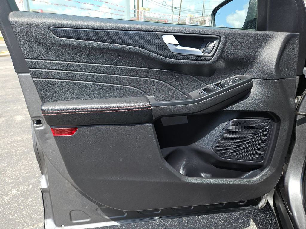 2025 Ford Escape ST-Line - Photo 14