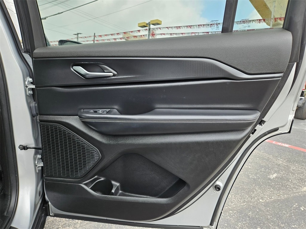 2023 Jeep Grand Cherokee Laredo 29