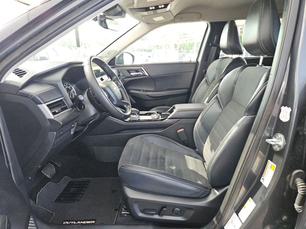 Thumbnail: 2025 Mitsubishi Outlander - 11