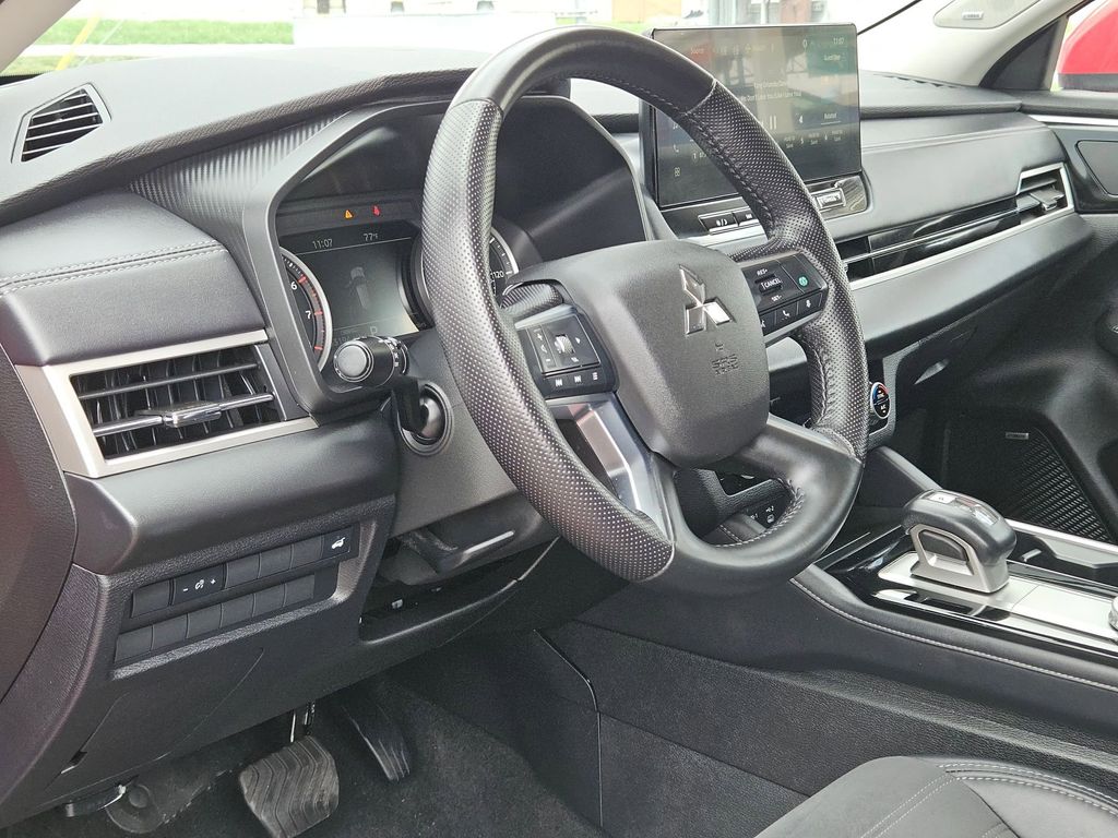 Thumbnail: 2025 Mitsubishi Outlander - 13