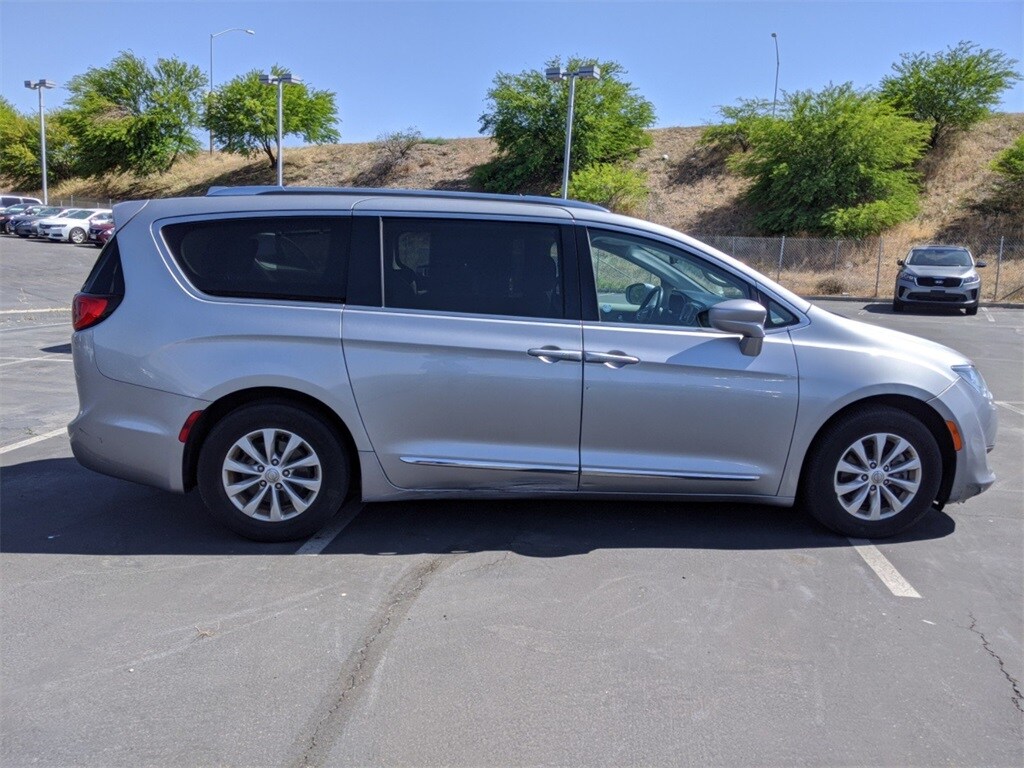 pacifica van 2018