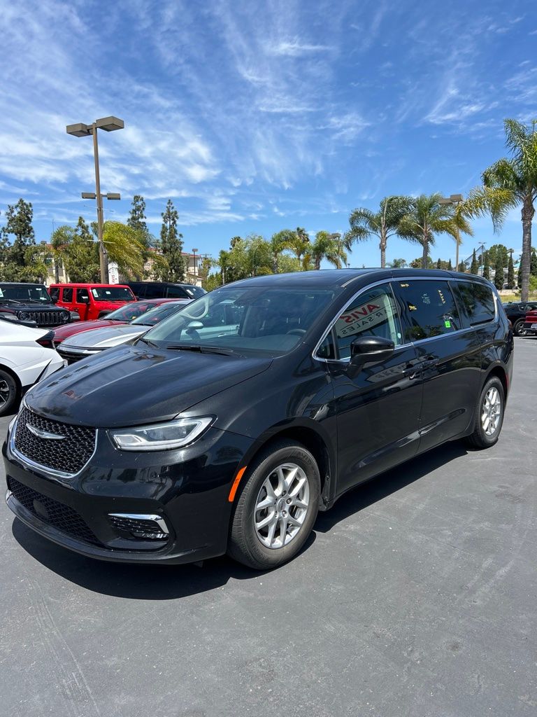 2023 Chrysler Pacifica Touring L's photo