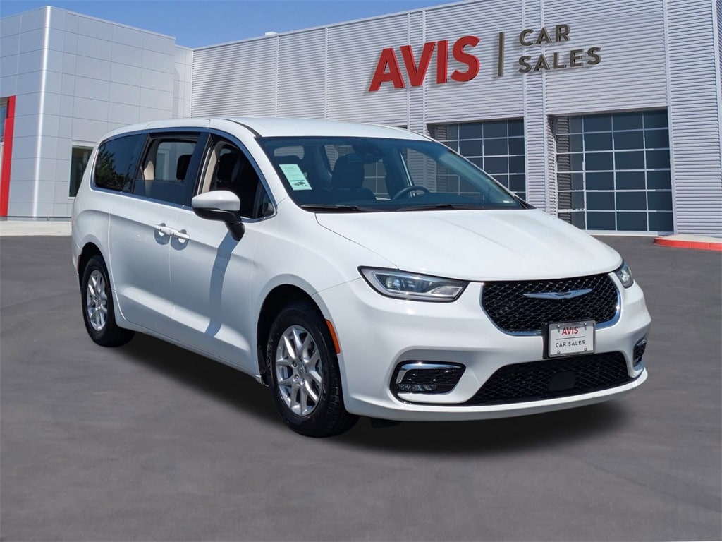 2023 Chrysler Pacifica Touring L 3
