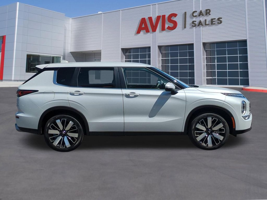 Thumbnail: 2025 Mitsubishi Outlander - 5