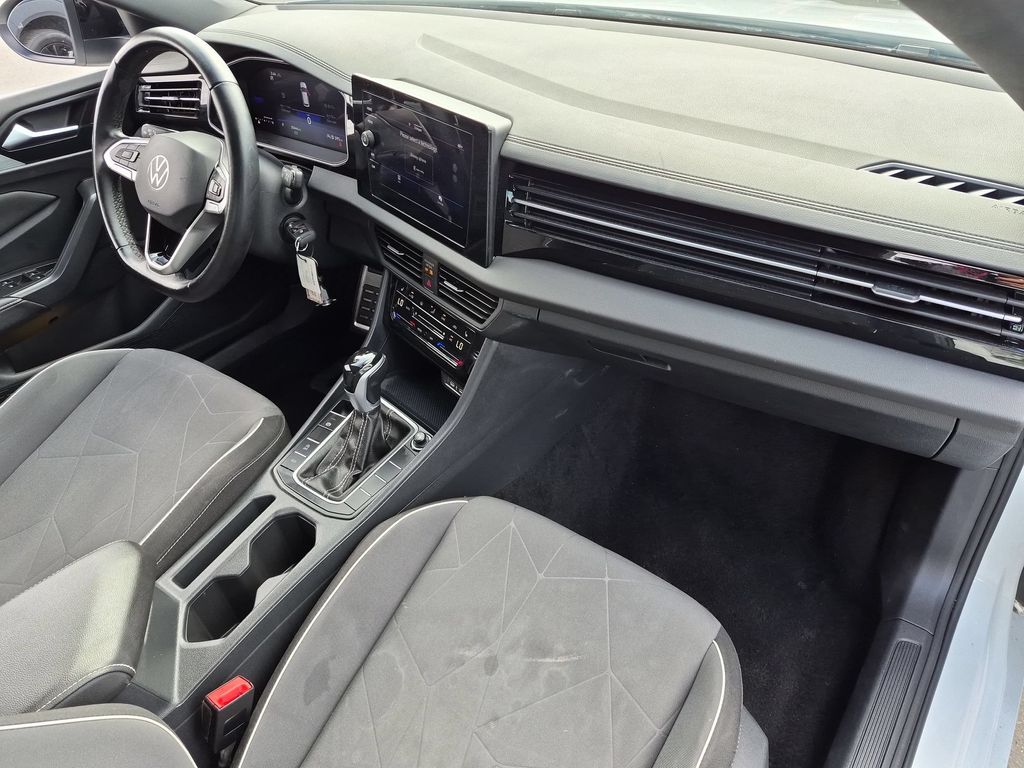 Thumbnail: 2025 Volkswagen Jetta - 32