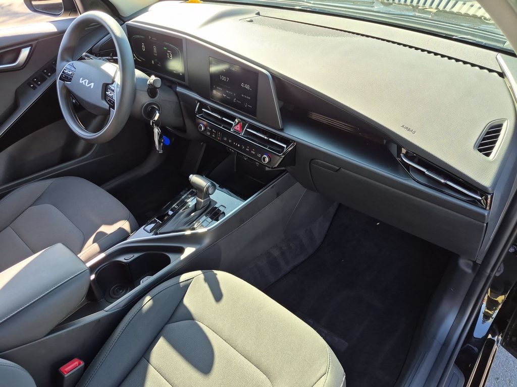 Thumbnail: 2025 Kia Niro - 32
