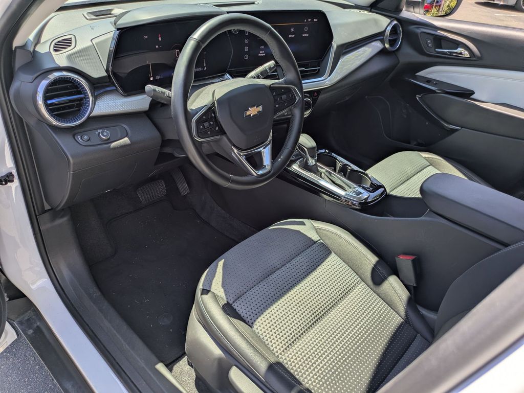 Thumbnail: 2025 Chevrolet Trax - 17
