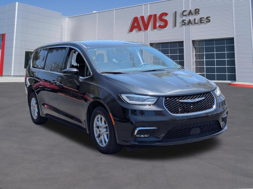 Thumbnail: 2023 Chrysler Pacifica - 3