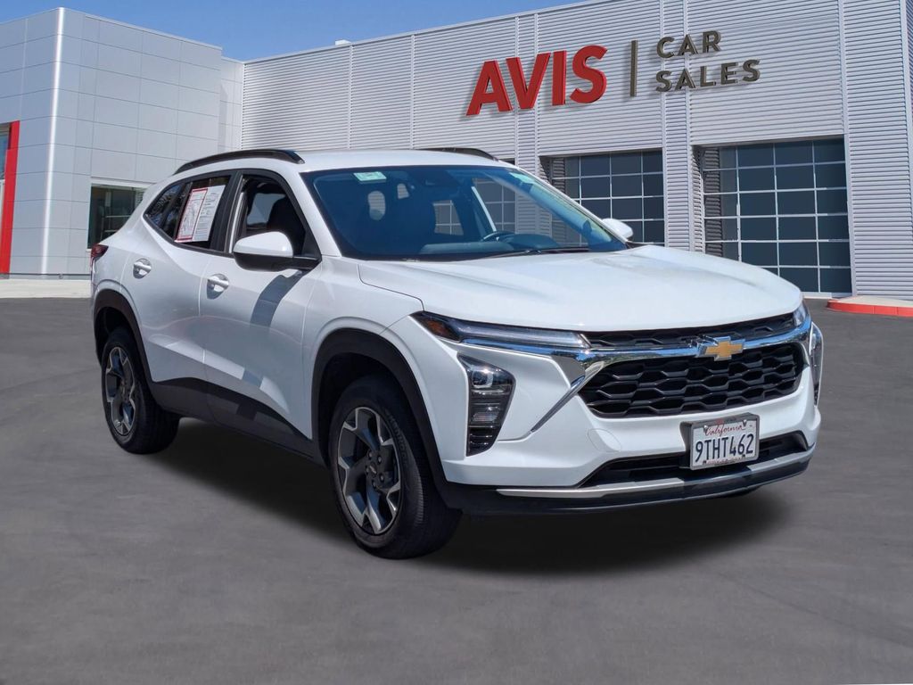 Thumbnail: 2025 Chevrolet Trax - 3