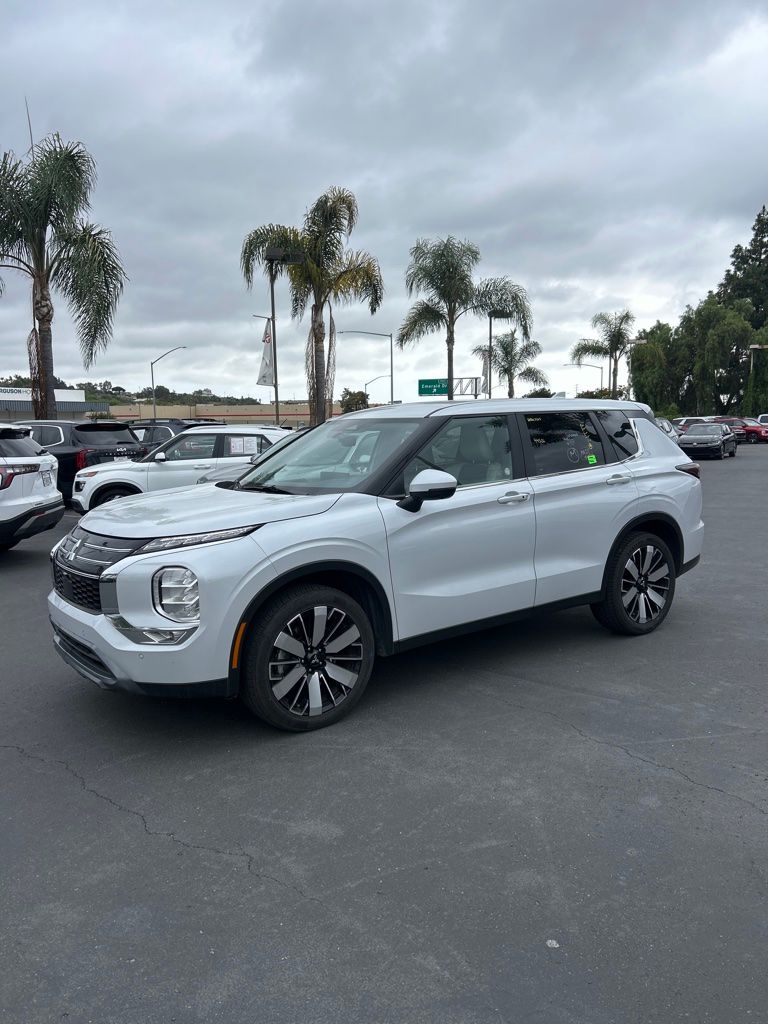 2025 Mitsubishi Outlander SE 2WD's photo