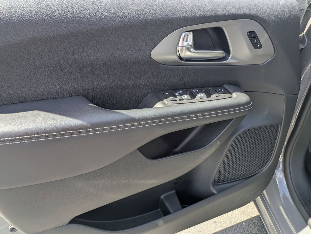 Thumbnail: 2025 Chrysler Pacifica - 15