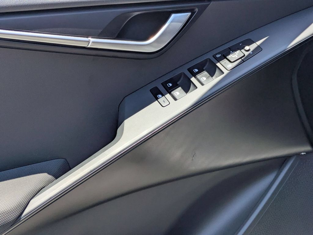 Thumbnail: 2025 Kia Niro - 16