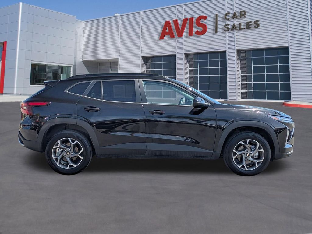 Thumbnail: 2025 Chevrolet Trax - 5