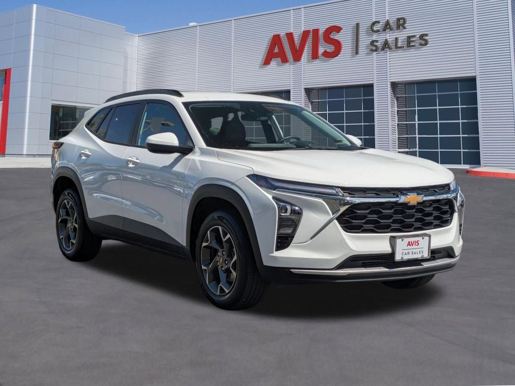 Thumbnail: 2025 Chevrolet Trax - 3