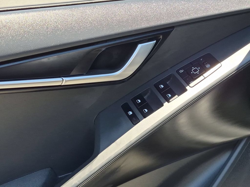 Thumbnail: 2025 Kia Niro - 13