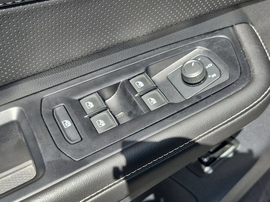 2025 Volkswagen Atlas SE w/Tech - Photo 13