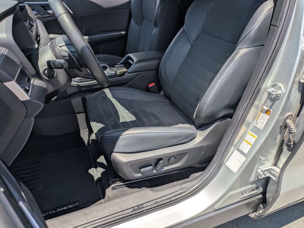 Thumbnail: 2025 Mitsubishi Outlander - 14