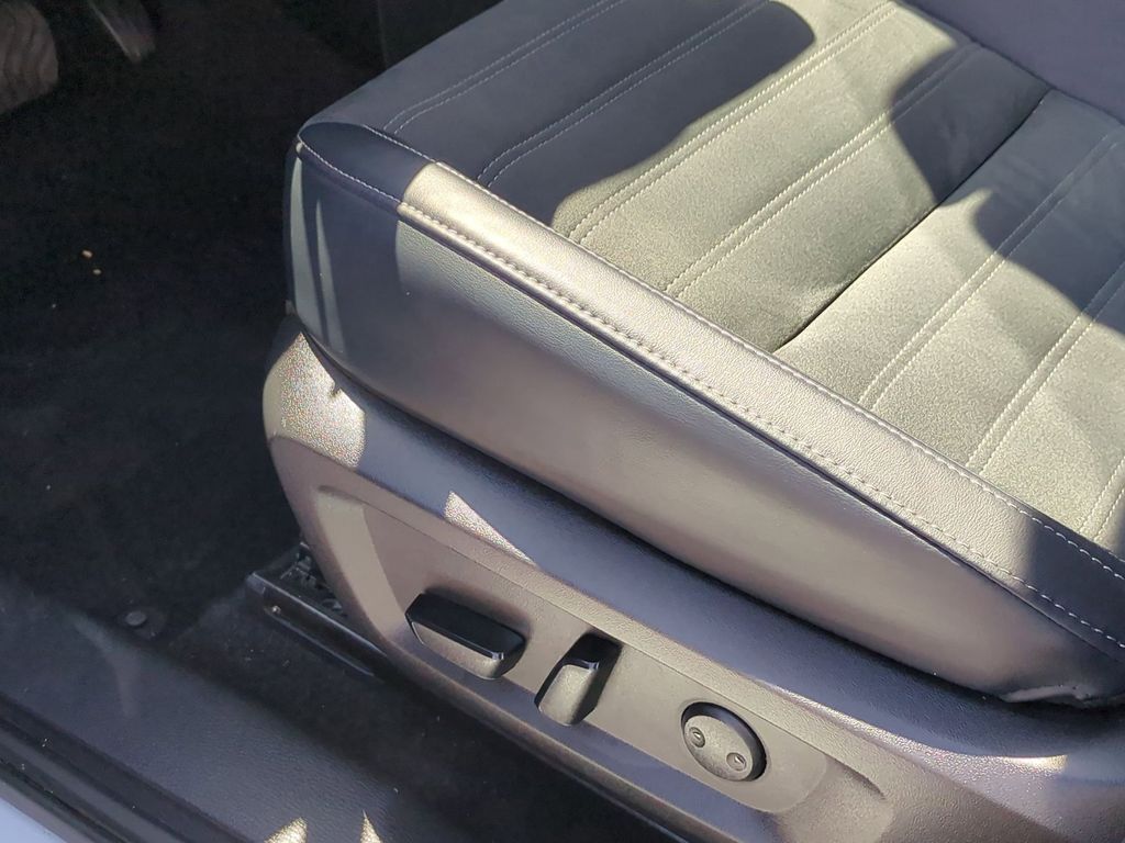 Thumbnail: 2025 Mitsubishi Outlander - 14
