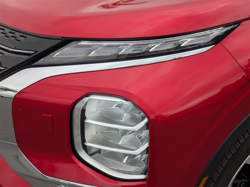 Thumbnail: 2023 Mitsubishi Outlander - 11