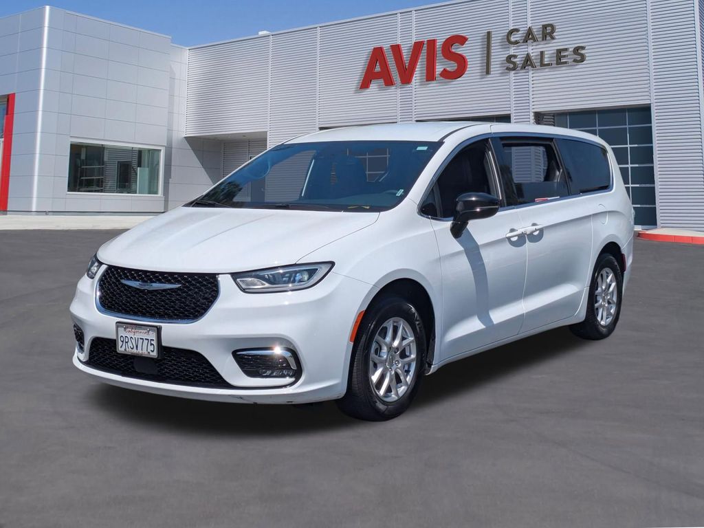 2025 Chrysler Pacifica Select's photo