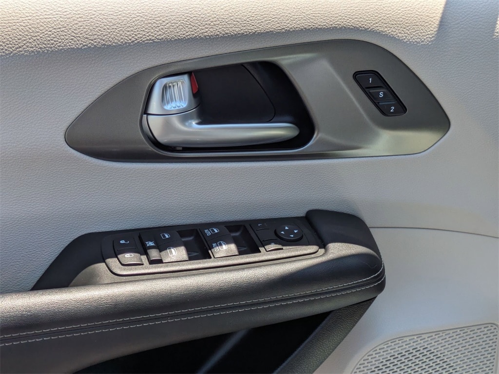2023 Chrysler Pacifica Touring L 15