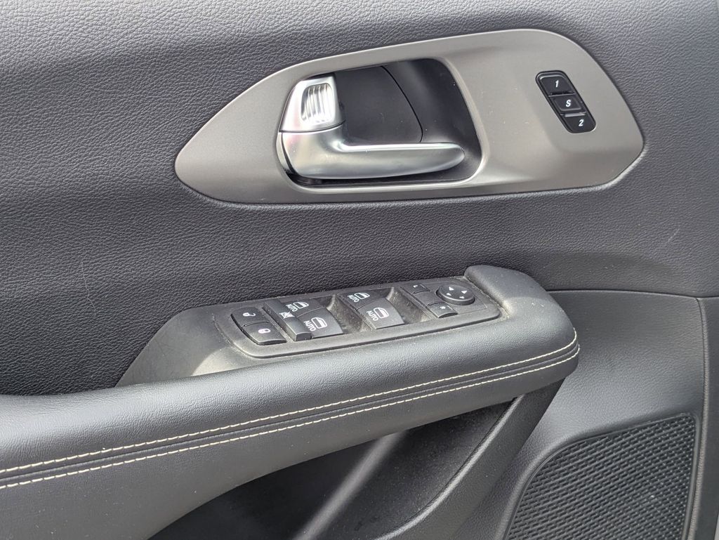 Thumbnail: 2025 Chrysler Pacifica - 16