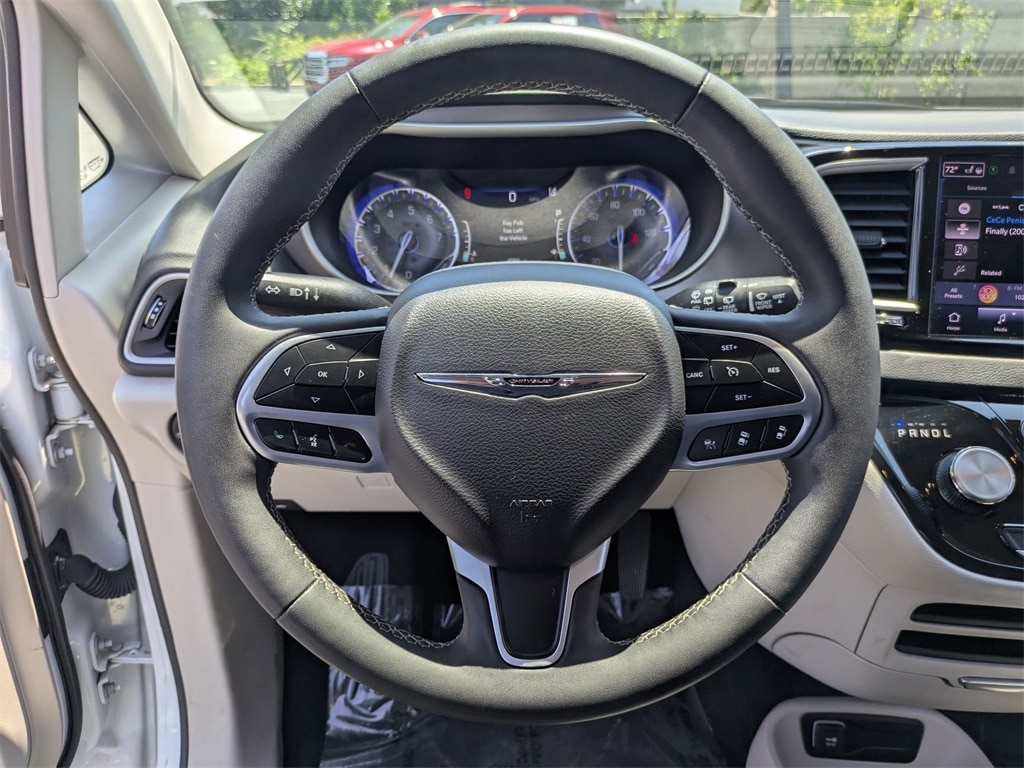 2023 Chrysler Pacifica Touring L 18