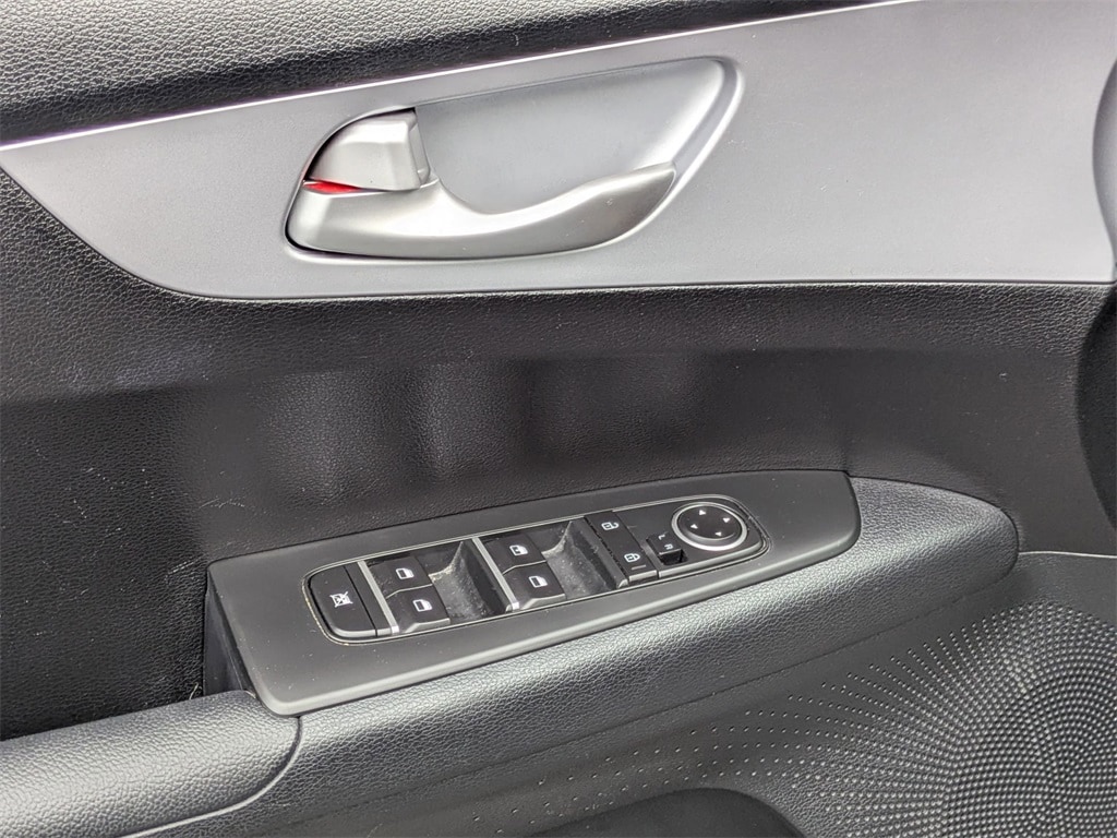 Thumbnail: 2024 Kia Forte - 16