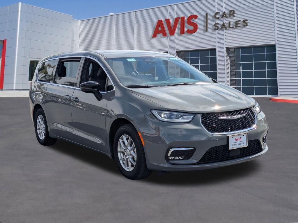 Thumbnail: 2025 Chrysler Pacifica - 3