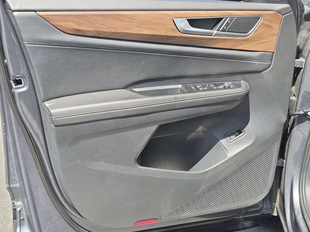 2025 Volkswagen Atlas SE w/Tech - Photo 11