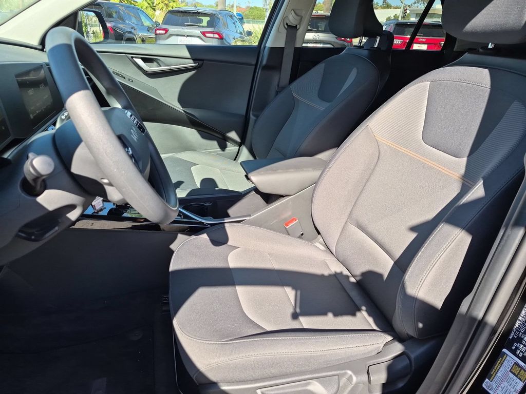Thumbnail: 2025 Kia Niro - 25