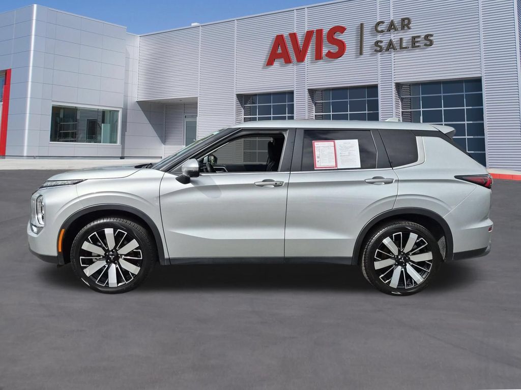 Thumbnail: 2025 Mitsubishi Outlander - 10